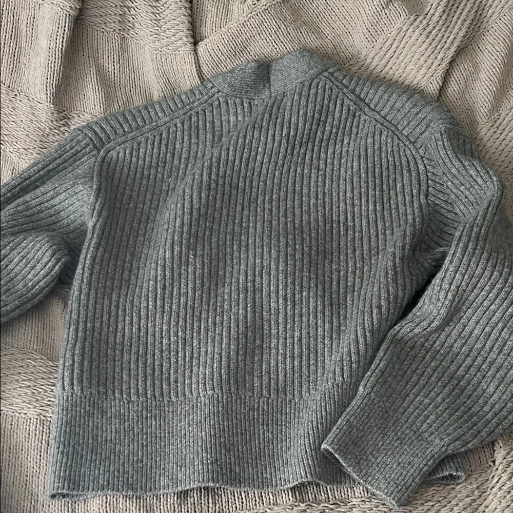 H&M Gray Ribbed V-Neck Button Front Cardigan - Picture 4 of 4